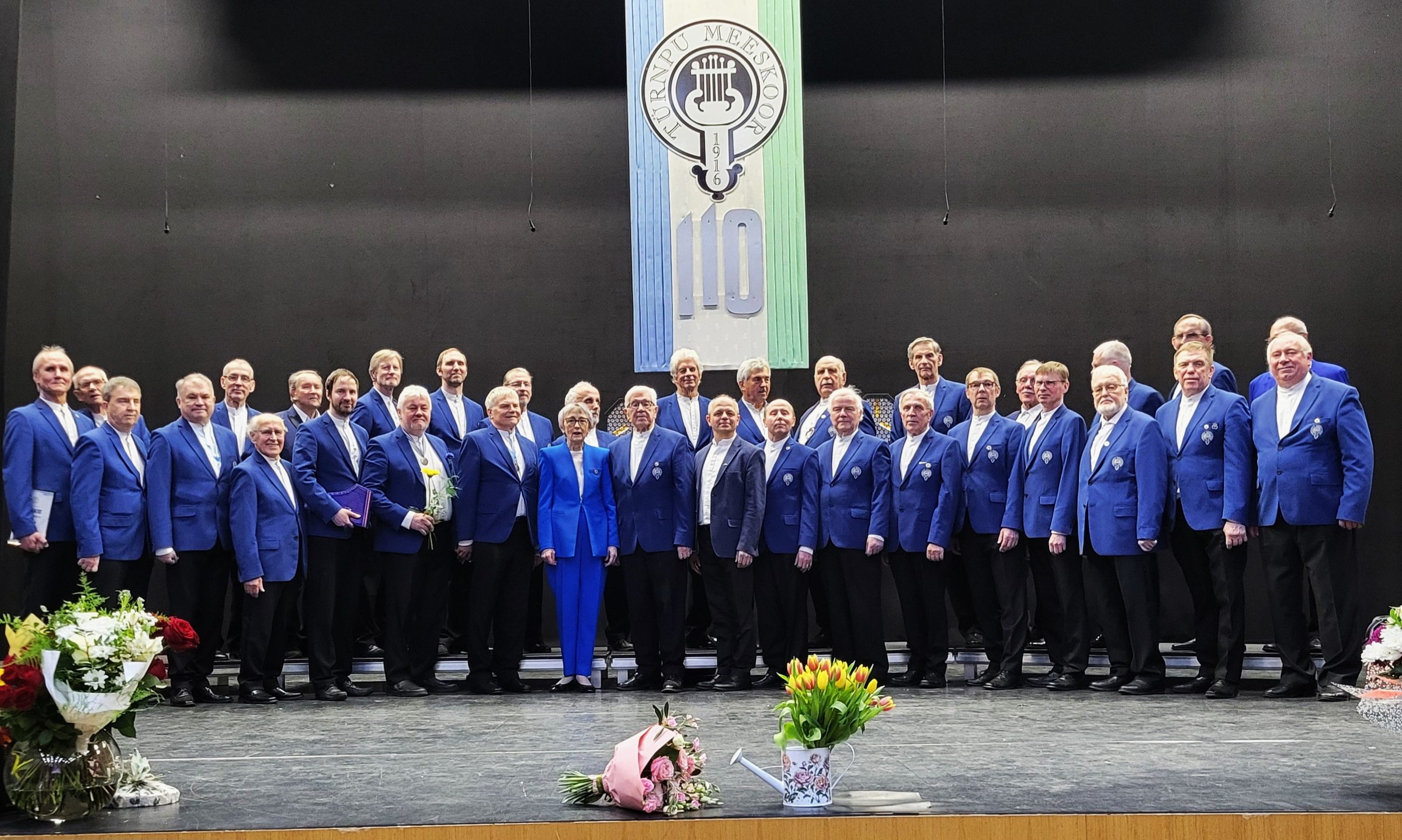 TMS Türnpu Meeskoor sinistes pintsakutes laval 110. juubelikontserdil